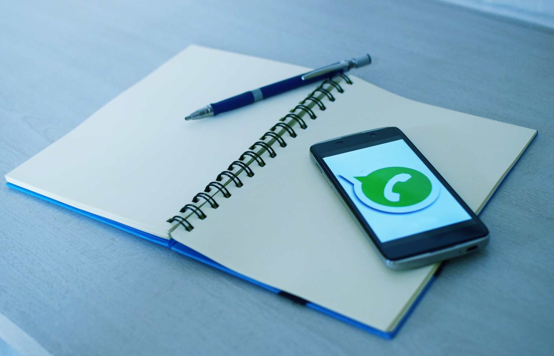 可以在不同设备上注册多个WhatsApp账户吗？
